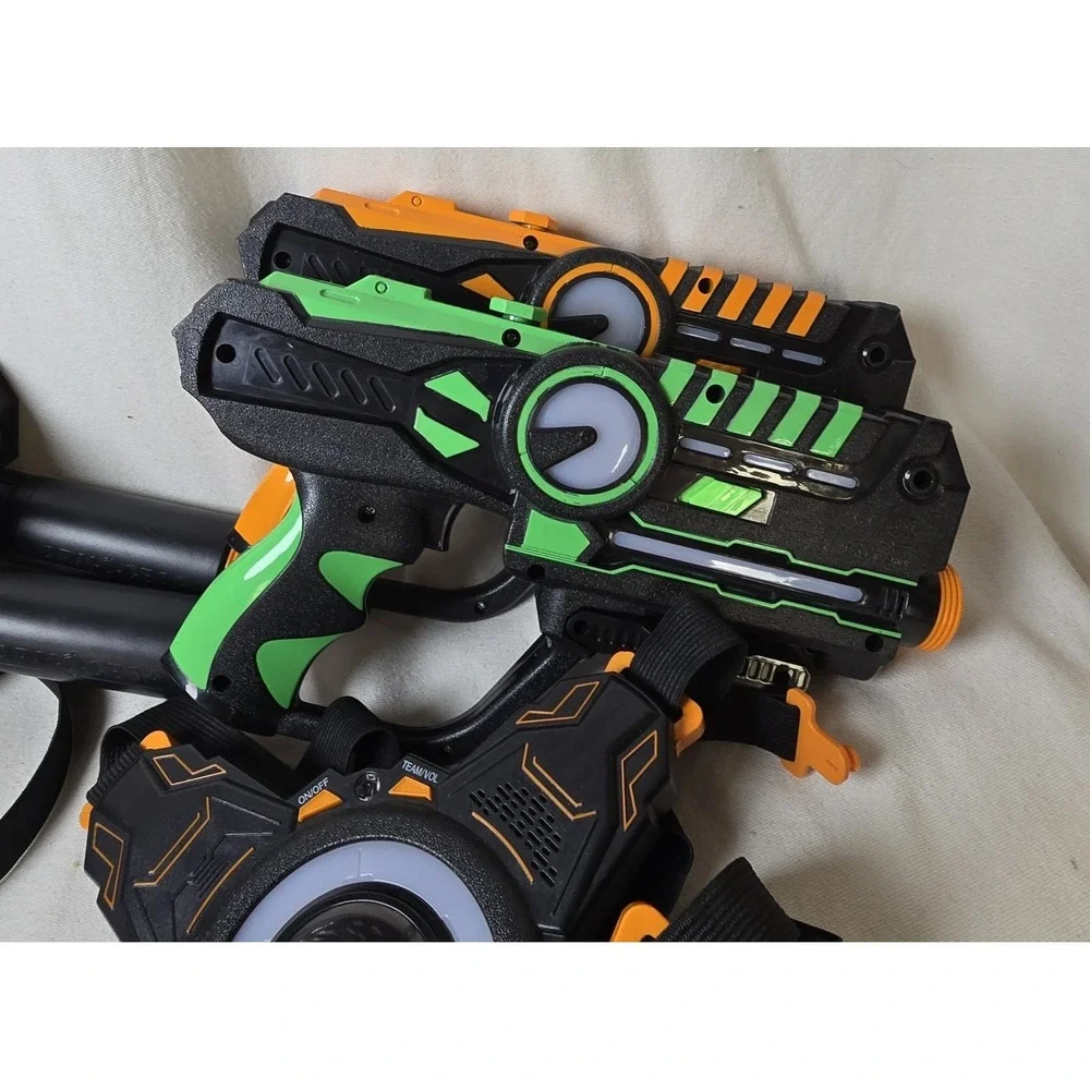 ArmoGear Lazer Tag‎ Set 4 Guns 4 Vests 2 Chargers